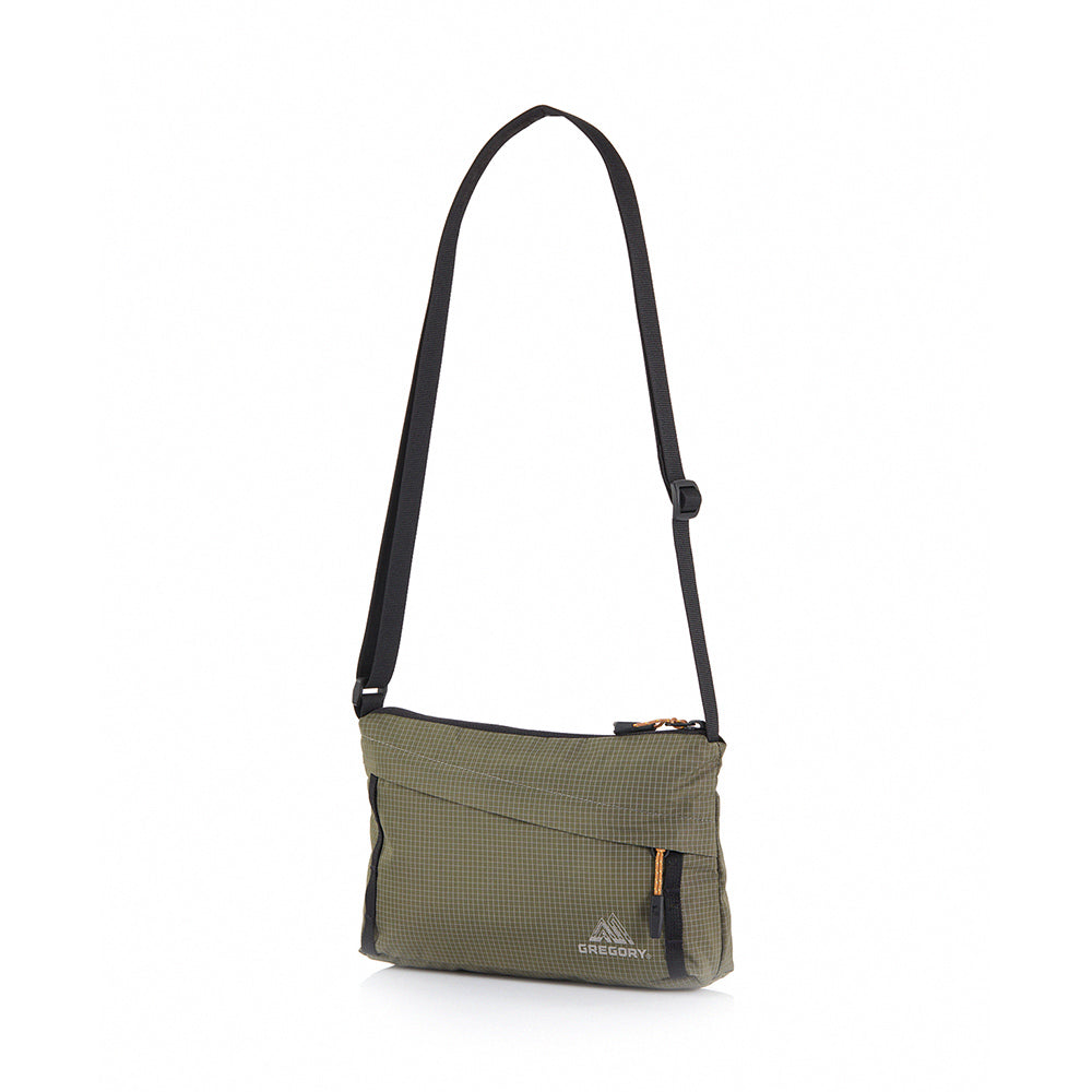 Gregory 2.5L CROSSBODY AL 輕量肩背包 卡其綠 GG138248