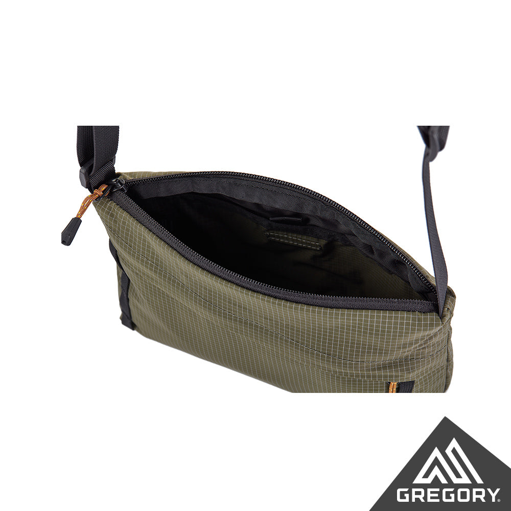 Gregory 2.5L CROSSBODY AL 輕量肩背包 卡其綠 GG138248