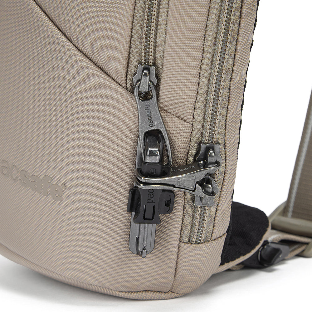 Pacsafe V Action 防盜探險側背胸包 2.5L 卡其 60161237