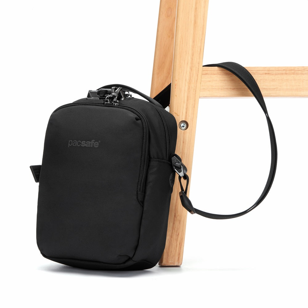 Pacsafe® V 防盜多功能斜背包 5L 黑 61105130