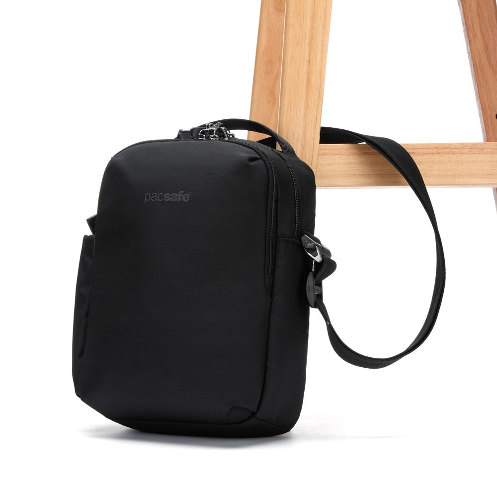 Pacsafe® V 防盜旅行斜背包 7L 黑 61110130