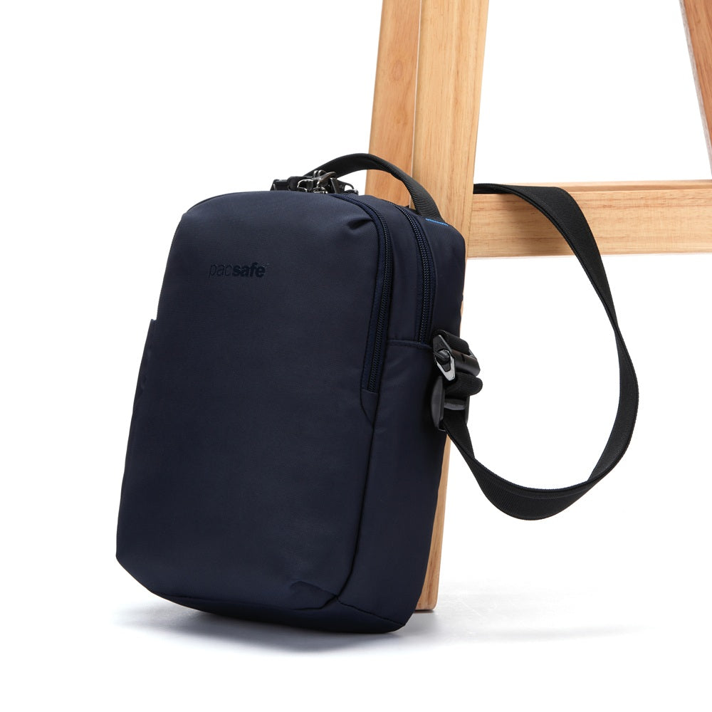 Pacsafe® V 防盜旅行斜背包 7L 海洋藍 61110658