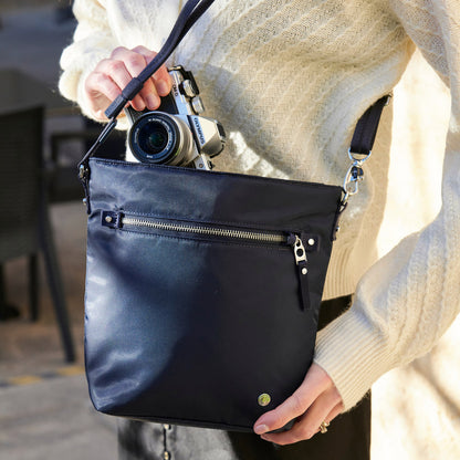Pacsafe® W Anti-Theft Crossbody 防盜側背托特包 海軍藍 20462606